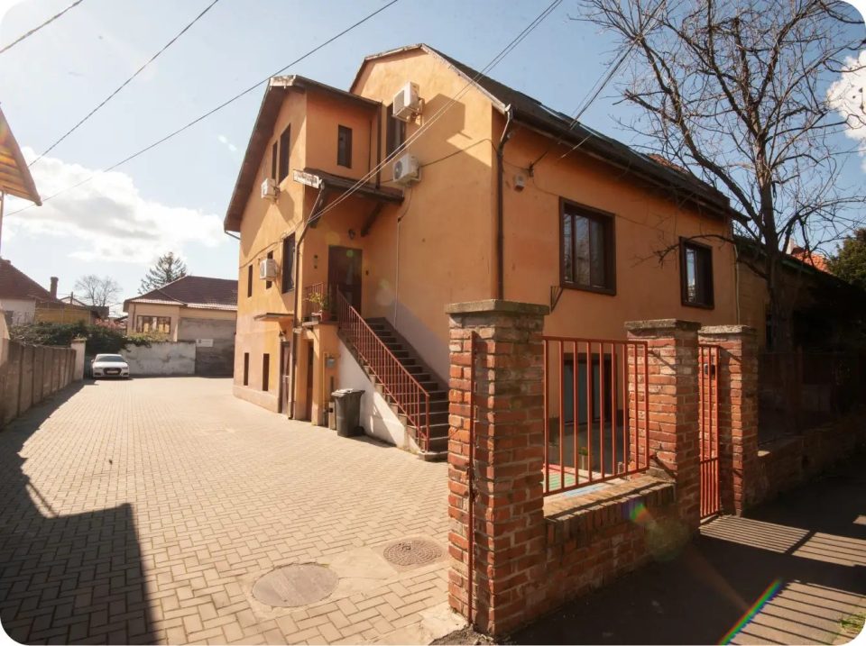 Clădirea și ce vezi din stradă la intrarea în clinică