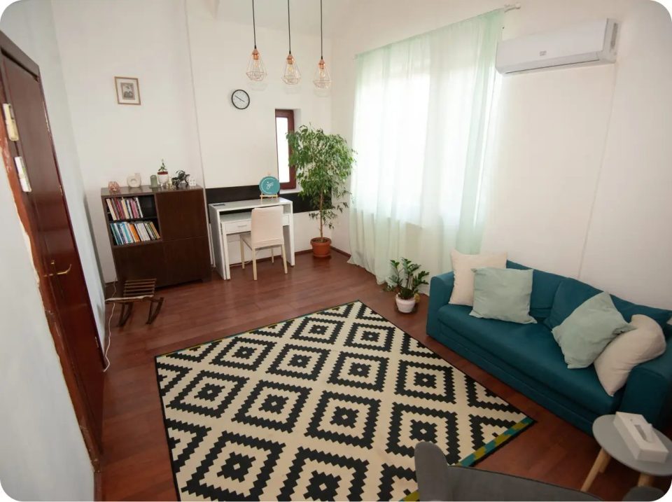 Cabinetul și fotoliile pentru ședință, altă sală de lucru